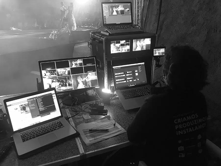 Régie de vídeo montada com vários monitores e um portátil