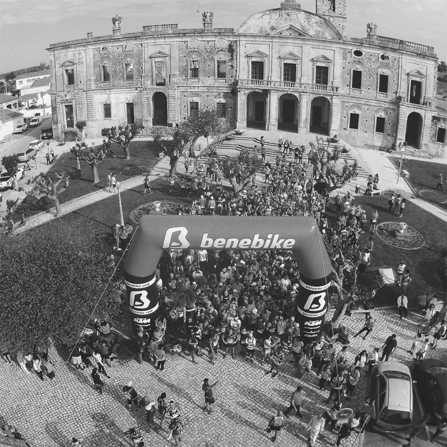 Vista aérea da partida de uma corrida em frente a um palácio