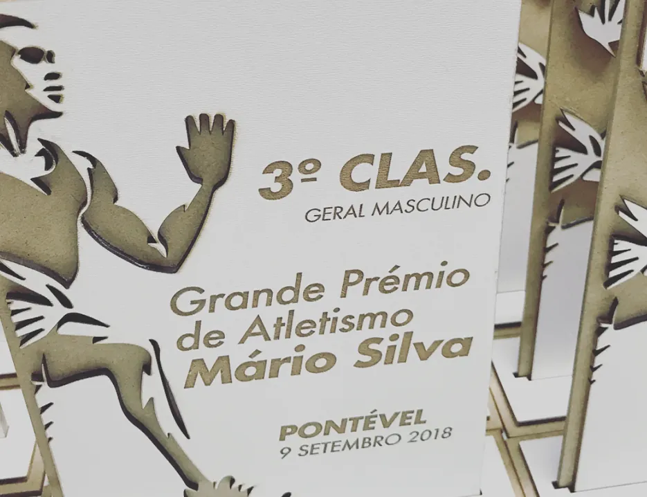 Troféu recortado em madeira do Grande Prémio de Atletismo Mário Silva