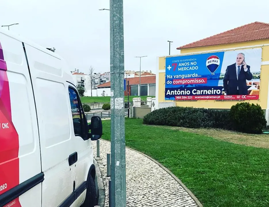 Outdoor da Remax com António Carneiro, à beira de uma estrada