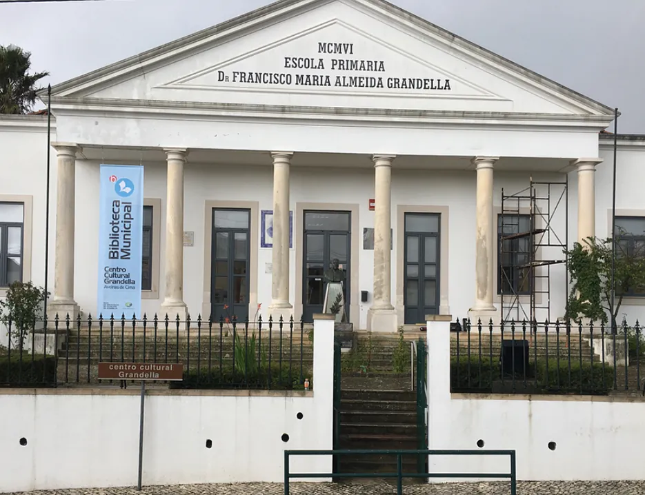 Fachada da biblioteca de Aveiras de Cima com sinalética vertical