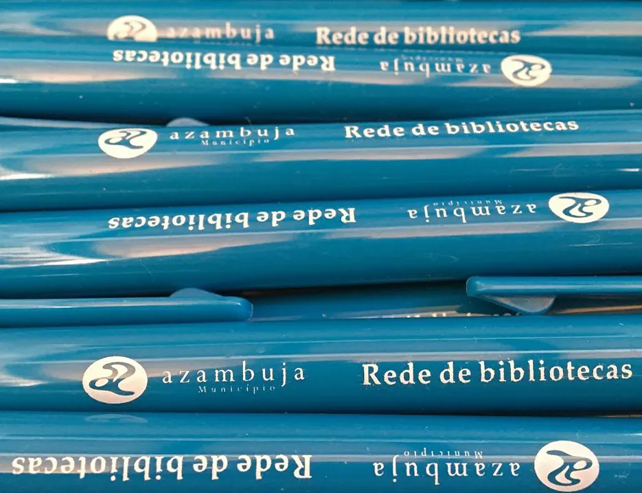 Canetas azuis com o logótipo da Rede de Bibliotecas de Azambuja
