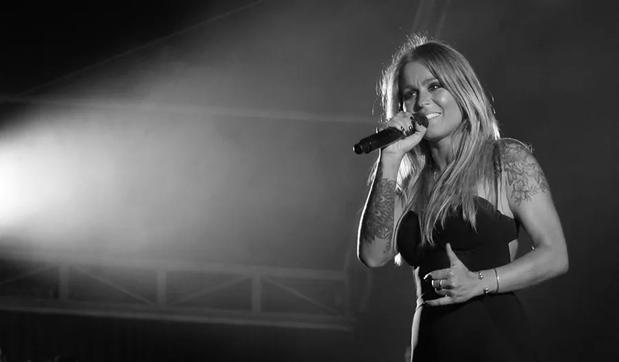 Cantora em palco, a preto e branco
