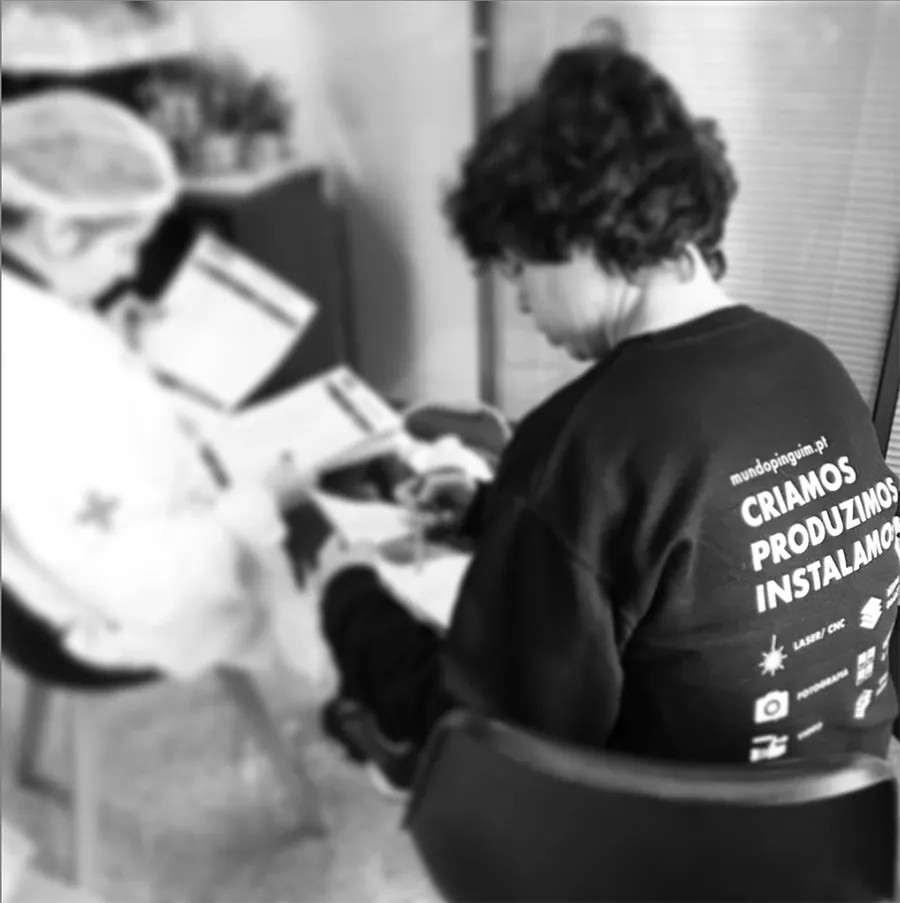 Designer da MundoPinguim a trabalhar num portátil