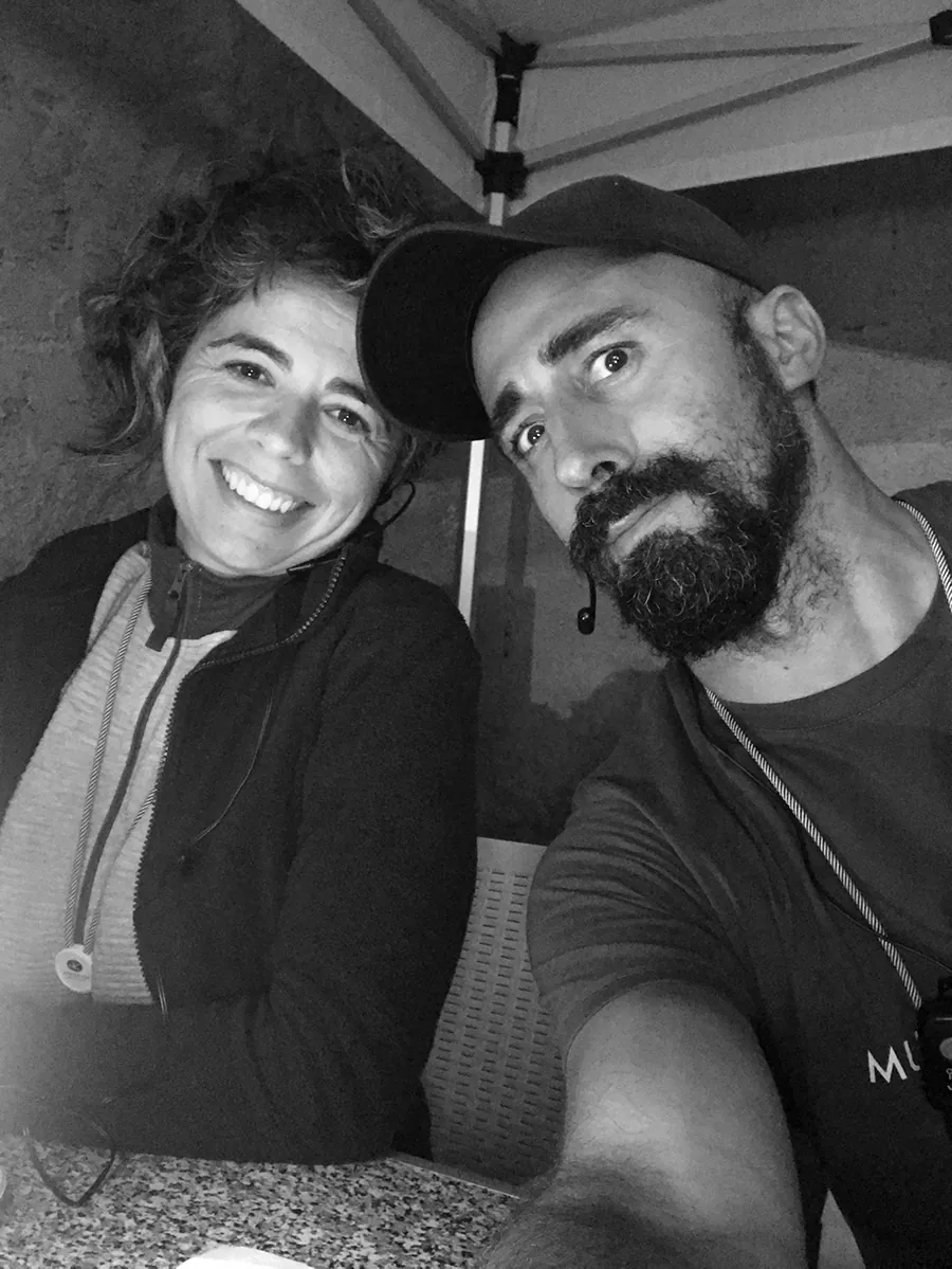 Dois elementos da equipa MundoPinguim, sorridentes, numa feira