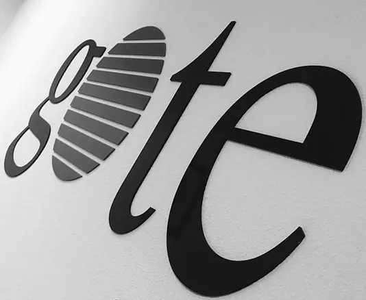 Letras pretas recortadas a laser aplicadas numa parede branca