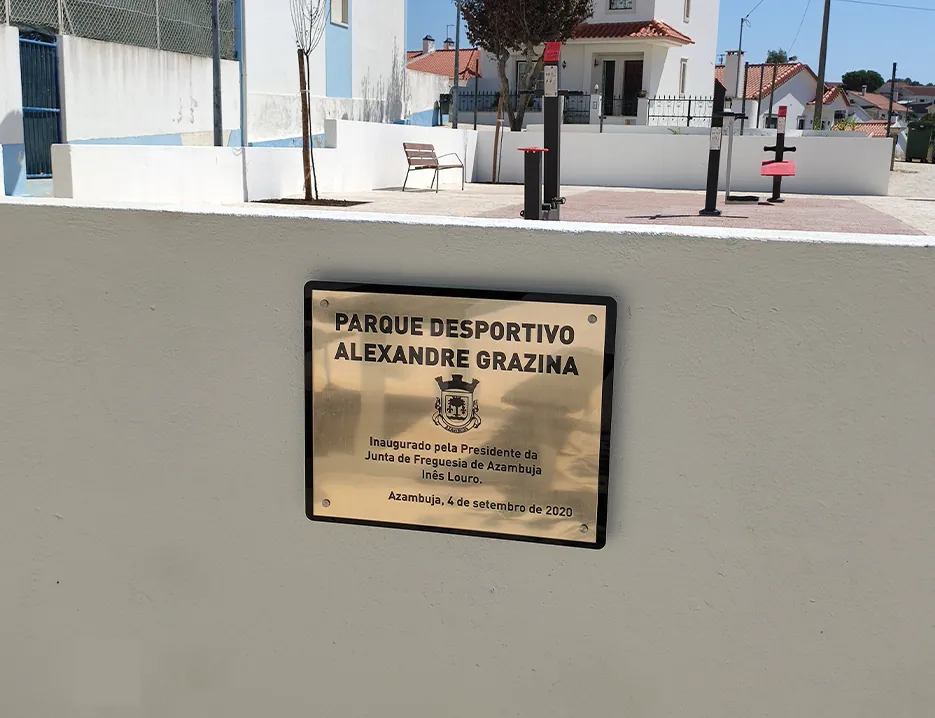 Placa metálica gravada à entrada do Parque Desportivo Alexandre Grazina