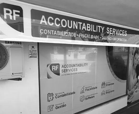 Montra da RF Accountability Services com vinil aplicado