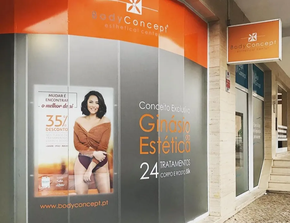 Montra da clínica Body Concept com vinil impresso e reclamo