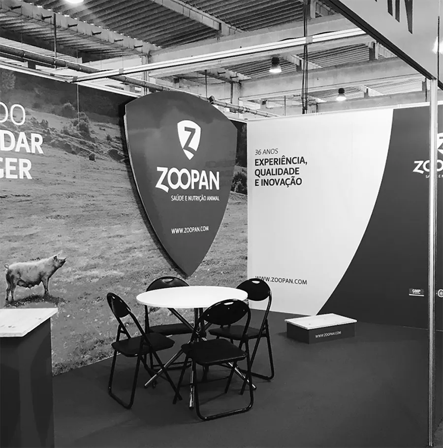 Stand da Zoopan numa feira, com mesa e cadeiras
