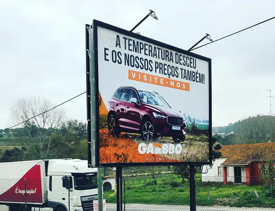 Outdoor da Garbbo com a mensagem: a temperatura desceu e os nossos preços também