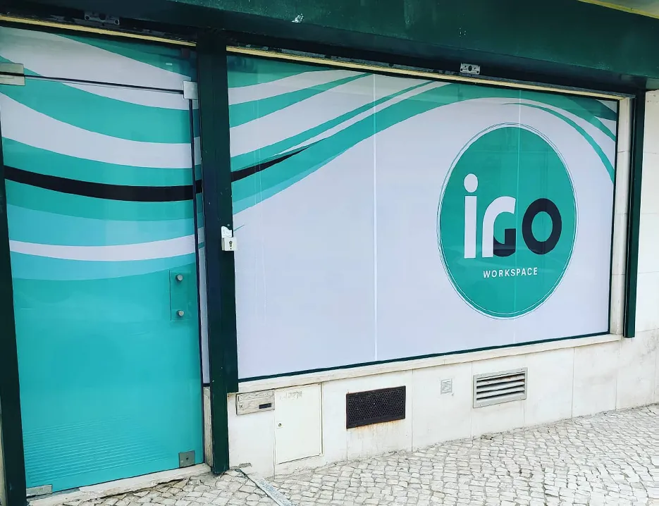 Montra da Irgo revestida com vinil impresso em tons de verde-água