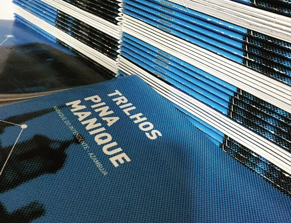 Pilha de peças impressas em azul com o título Trilhos Pina Manique