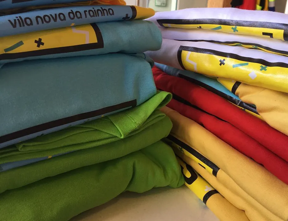 Pilha de t-shirts coloridas personalizadas