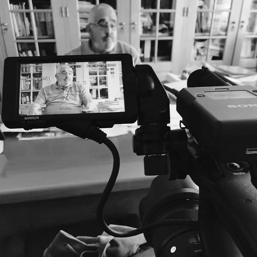 Câmara a gravar uma entrevista, com o monitor em primeiro plano